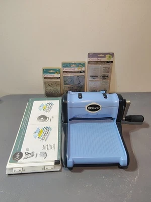 Машина для резки и тиснения Sizzix BIGkick с комплектом аксессуаров б/у в отличном состоянии - Изображение 1 из 4