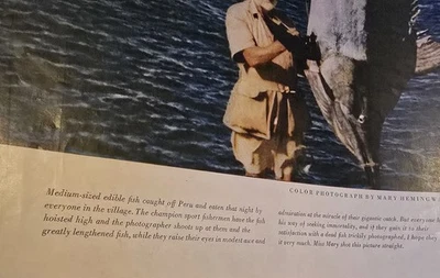 Hemingway Look Magazine Clip Vol. 20 No. 18, 11 - 4th 1956 1 Fish Feeds Village Foto 1 de 4