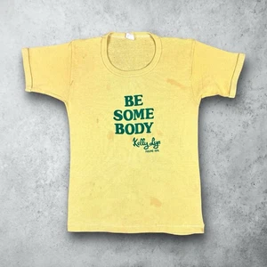 Camiseta vintage años 70 Be Somebody MOD amarilla talla pequeña surf skate 50/50 - Imagen 1 de 4