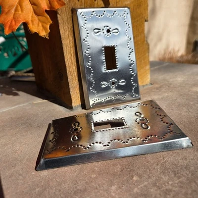 Interruptor de luz de palanca única de lata perforadora mexicana Placa de cubierta Arte popular Foto 1 de 4