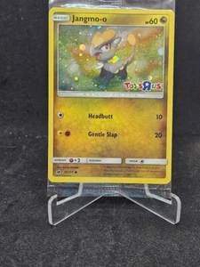Tarjeta Pokémon Jangmo-o 75/111 Sol y Luna-Carmesí Invasión Juguetes R Us Promoción Sellada - Imagen 1 de 2