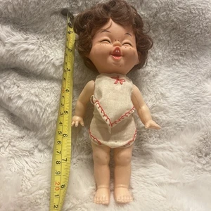 Vintage 1960-70er Jahre lachender Vinyl Kopf Kunststoff brünettes Mädchen Puppe 9" groß - Bild 1 von 6