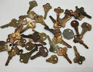 Vintage Key Lot - Fort Lock Chicago, Ilco, Sargent, Brass Metal & More - Picture 1 of 5