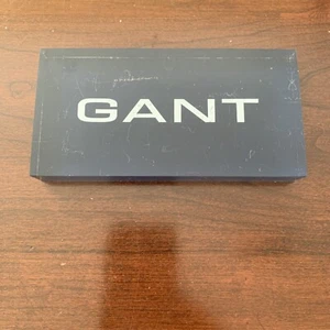 Placa oficial con logotipo de distribuidor azul con logotipo de gant 6""x3"" usada - Imagen 1 de 2