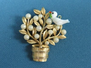 VTG Trifari Gold Tone Tree Faux Pearls Hand Blown Glass White Bird Brooch Pin - Picture 1 of 3