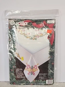 Bucilla Candy Cane Tovaglia Natalizia Stampata Punto Croce 60" Tonda 83165 - Foto 1 di 5
