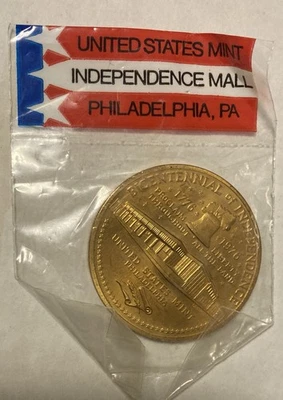 Sealed 1776-1976 U.S. Mint Independence Mall Philadelphia Bronze Souvenir Coin - Image 1 of 3