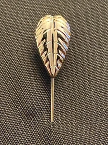 Broche broche de solapa de hojas de metal plateado vintage palo sombrero prendedor diseño texturizado - Imagen 1 de 7