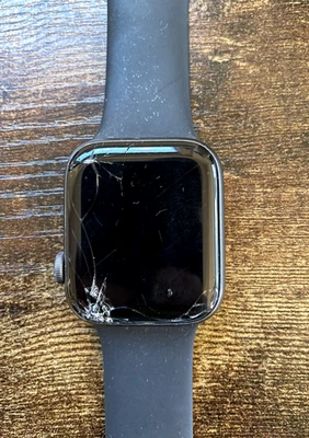 Apple Watch Series 4 44mm Aluminium Schwarz - Displayschaden - Bild 1 von 2