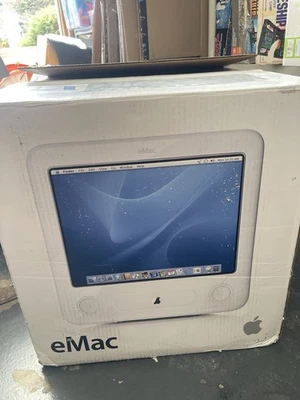 Apple eMac All In One Computer A1002 w/Mouse Keyboard 1GHz G4 640MB RAM 40GB HDD - Image 1 of 4