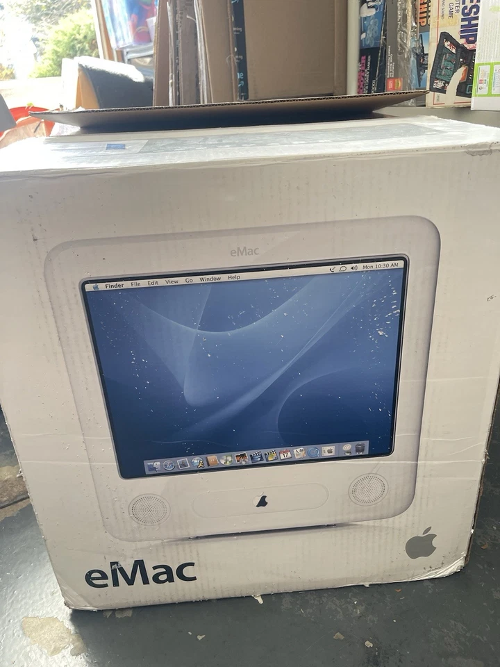 Apple eMac All In One Computer A1002 w/Mouse Keyboard 1GHz G4 640MB RAM 40GB HDD - Image 1 of 4