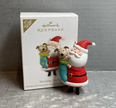 HALLMARK KEEPSAKE ORNAMENT 2012  STOCKING STUFFING - Santa Holding Puppy Dog  Foto 1 de 4