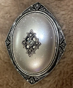 Vintage AVON Signed Silver Tone Brooch/pendant With Rhinestone Accent. Cute. - Picture 1 of 3