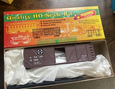 Roundhouse HO Scale Kit  40’ Wood Side Box Car - ATSF #135506 - Image 1 of 3
