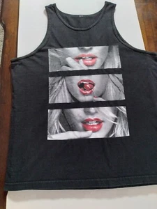 Großes Herren-Tanktop sexy blond lecken Kirsche mit heißen Lippen - College Nietenkleidung - Bild 1 von 3