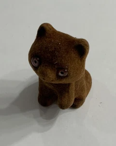FIGURA DE GATO FLOCADO VINTAGE SIN MARCA 2" ALTO MARRÓN CON OJOS MARRONES SENTADO - Imagen 1 de 4