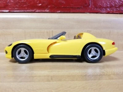 AMT-ERTL 7155 - 1994 Dodge Viper RT/10 Dandelion Yellow Pearlcoat - Image 1 of 4