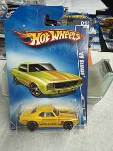 Camaro amarillo Hot Wheels 2009 Muscle Mania Series 69 - Imagen 1 de 3