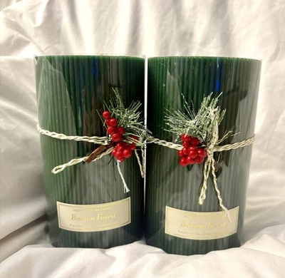 Umbral Vacacional Bálsamo Bosque Verde Acanalado Pilar 7”x4” Velas Perfumadas 95 horas Foto 1 de 4