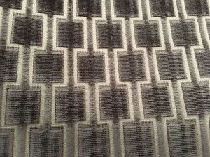 Kirkby geometrischer Schnitt Samt Polsterstoff Bakerloo Magnet 1,55 Yard K5096/10 - Bild 1 von 3