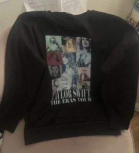 Taylor Swift Eras Tour Graphic Black Sweatshirt Pullover Crewneck - Size Medium - Bild 1 von 4