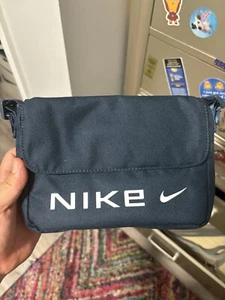Nike NSW Futura Crossbody Bag Unisex Sportswear Bag Casual Navy NWT FZ2516-478 - Picture 1 of 3