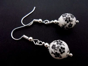 A PAIR OF SIMPLE PORCELAIN BLACK/WHITE FLOWER BEAD DANGLY EARRINGS. NEW. - Picture 1 of 1