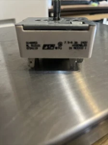 Interruttore infinito gamma Whirlpool 3148953 - Foto 1 di 3