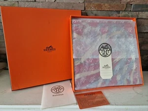 Hermes Paris - Bufanda roja estampada en seda - En caja. - Imagen 1 de 8