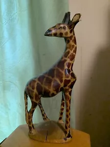 Handgeschnitzte und bemalte Holzgiraffenstatue - Bild 1 von 4