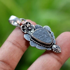 Toller schwarzer Fossil Koralle Edelstein Anhänger, versilberter Anhänger - Bild 1 von 13