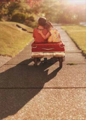 Tarjeta de aniversario de niño y niña en coche de juguete - Tarjeta de felicitación de Avanti Press Foto 1 de 2