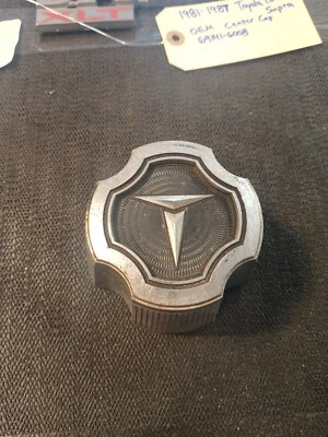 1981 - 1987 年丰田 Celica Corolla Supra 原始设备制造商中心盖 P/N 69141-6008 — 第 1/3 张图片