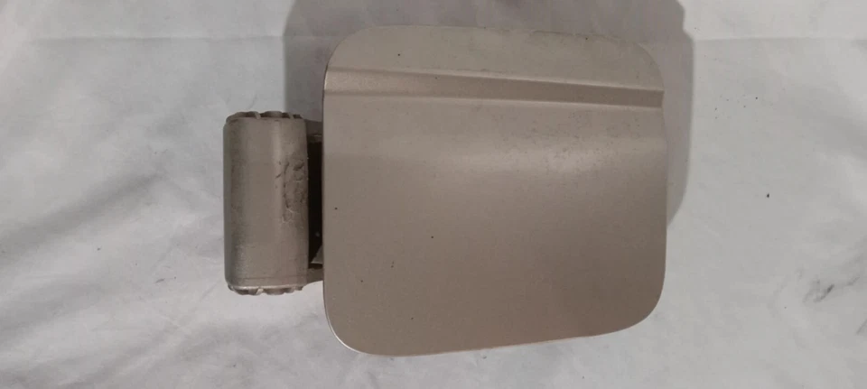 05-08 KIA SPECTRA 5 HB  Fuel Tank Door Silver MET 69510-2f200 - Image 1 of 4