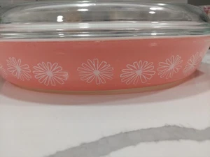 Vintage Pyrex Pink Daisy Oval Casserole 1.5 Qt #25 with Lid - Picture 1 of 10