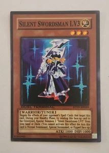 DT09-EN009 Spadaccino Silenzioso Ultra Rara 1° Edizione NM Carta Yu gi oh - Foto 1 di 2