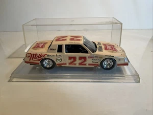 Vintage gebautes Modellauto Plastik NASCAR Bobby Allison #22 Miller im Koffer - Bild 1 von 12
