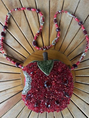 Bolso Bandolera Mary Frances Apple A Day Cuentas Cristal Joyas Lentejuelas Foto 1 de 4