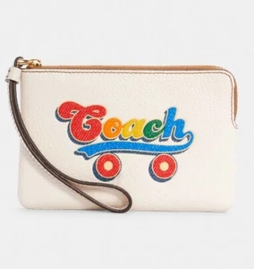 Muñequera con cremallera en esquina COACH con gráfico de patín arco iris - Imagen 1 de 2