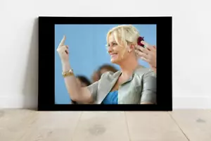 Amy Poehler-SNL-Parks and Rec-Celebrity Shooting Middle Finger-Flipping Bird-964 - Picture 1 of 4
