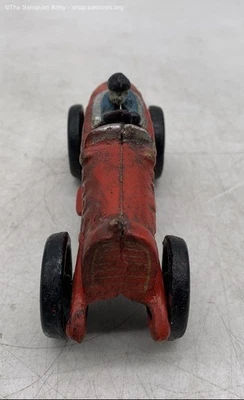 Coche de juguete vintage de hierro fundido rojo con conductor Foto 1 de 4