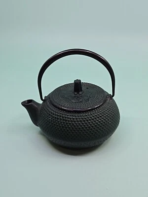 Antigua tetera japonesa de hierro verde tetera Tetsubin firmada 5"  Foto 1 de 4