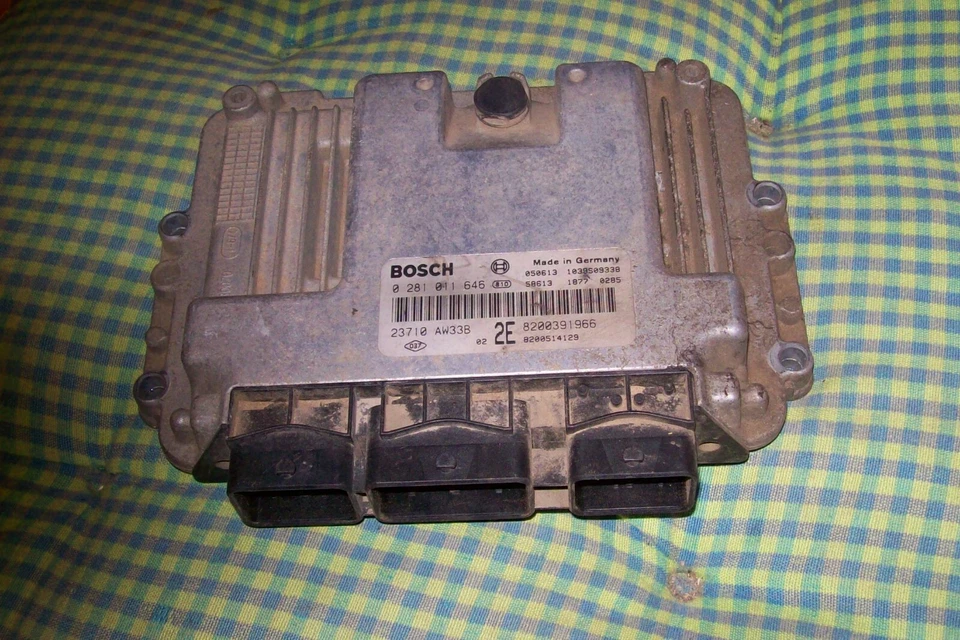Centralina motore Nissan Primera Hatchback 1.9dCi 0281011646 - Immagine 1 di 1