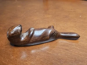 Handgeschnitzte Seeotter Figur aus Eisenholz - Bild 1 von 6