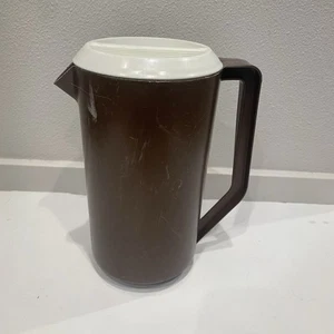 VTG Rubbermaid Brown Pitcher 2 1/4 Quart White Lid Plastic J-2445 70s MCM Retro - Picture 1 of 9