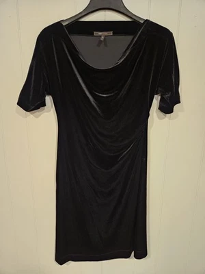 Vestido feminino BCBG Maxazria veludo gola alta pequeno preto manga curta média  - Imagem 1 de 4