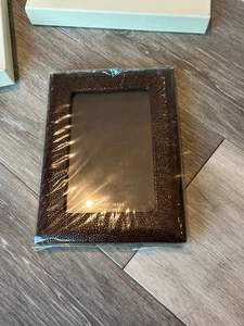 NEU IM KARTON NEIMAN MARCUS BRAUN LEDER GEPRÄGT BILDERRAHMEN FÜR 4 X 6 BILDER - Bild 1 von 4