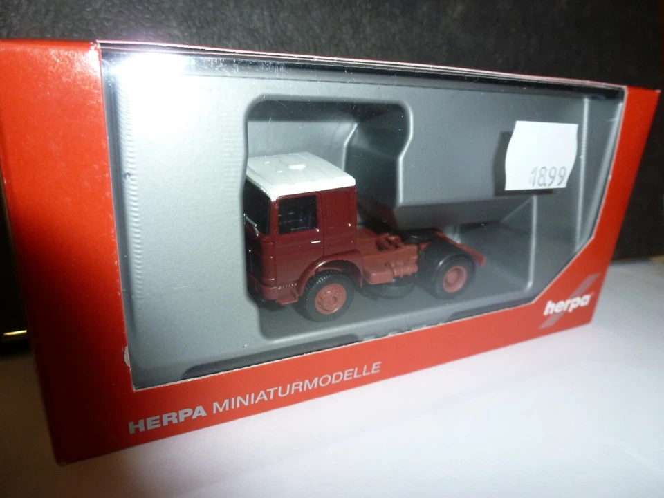Herpa, Romanzo Diesel 4×2 Trattore, Marrone-Rosso / Tetto Bianco, No. 310550 - Immagine 1 di 1