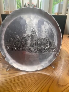 WENDELL AUGUST SCHMIEDE ALUMINIUM AMISH/PIONIERE BAUEN SCHULHAUS 10" PLATTE - Bild 1 von 5