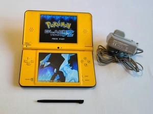Nintendo DSi XL Near Mint Giallo 36 Giochi Pokemon Retro Console Portatile PAL - Foto 1 di 10